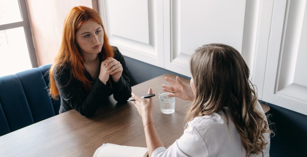 girl talking to her psychologist